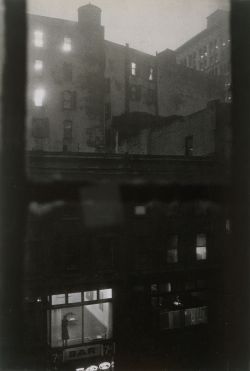 tytusjaneta:  luzfosca:  John Cohen Tenth Street at Night, 1960