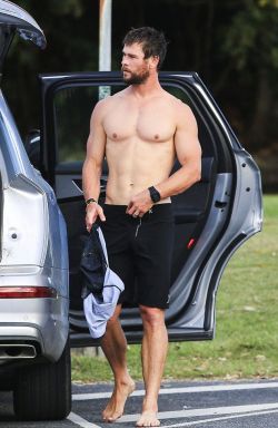 celebrityboyfriend:  Chris Hemsworth changing out of swim trunks