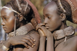 unrar:  Coils of beads decorate married Mwila women’s hair