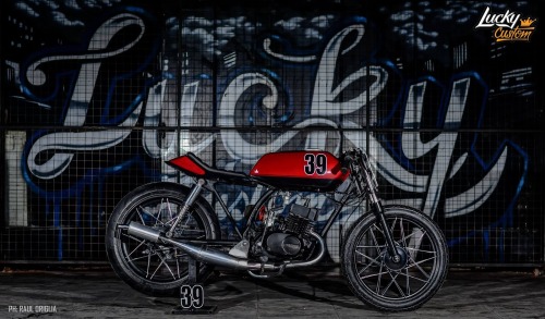 caferacerpasion:  âœŒ 3 better than 1! Suzuki FX-FXR100 â€ªCafe Racerâ€¬ â€œDiablitos Racerâ€ by Lucky Custom - Photos by Raul Origlia.A falta de una, aquÃ­ tienes 3 motos â€ŽSuzukiâ€¬ cafeteadas. Son una ediciÃ³n limitada del constructor argentino |