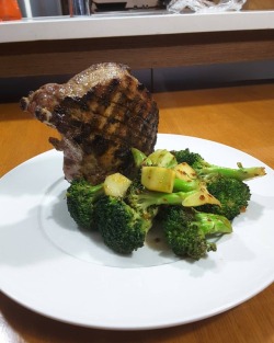 allicooknowiscereal:  Pork loin rib chop with stir fried broccoli