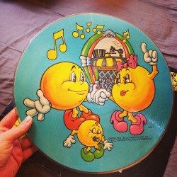 play-catside-first:  caseyagogo:  Cutest Pac-Man picture disc
