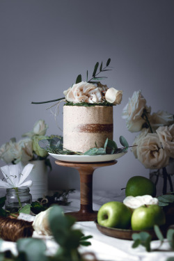 sweetoothgirl:  Gingerbread Cake, Caramelized Apples and Brown