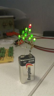 nehirose:  nock-nock-nock:  9-Volt Christmas Tree  this makes