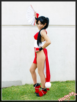 cosplayiscool:  Mai Shiranui 2 by DesignerPhotoCheck out http://cosplayiscool.tumblr.com