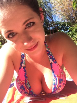 chantelle-cognac:  I’ve been trying to tan in the backyard