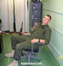 dippinfan:  batorgator:  6’7” military stud  Visit the archives