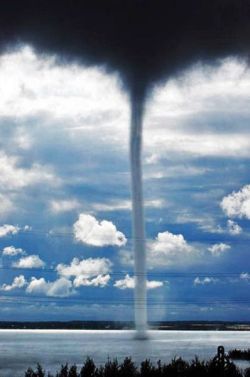 janetmillslove:  Waterspout moment love