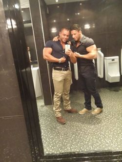 bbstreetclothes:  They’re checking out what they compared earlier!