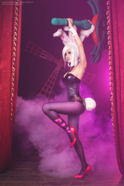 hotcosplaychicks:  League of legends - Battle Bunny Riven by