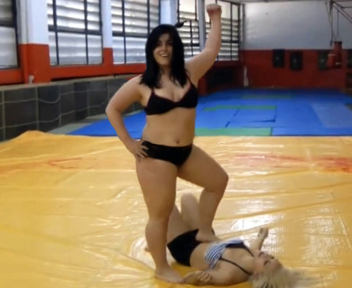 mbgctmcm:  Big brunette destroys little blond 