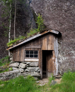 cabinporn:  Moldhuset (literally “the earth/soil house”),