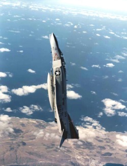 clemente3000:  A VF-154 “Black Knights” F-4S goes vertical