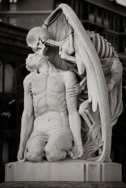 hikarinimichi:  “Kiss of Death” sculpture in Barcelona.