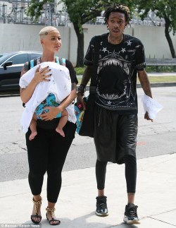 svcrilegious:  champagne-paradise:  Wiz is overly skinny 😱