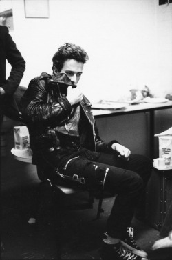 zombiesenelghetto-2:  The Clash: Joe Strummer, photo by Pennie