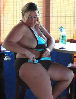 chubby-sex:  Do you guys like my new picture? Wanna hook up with me? Click Here 