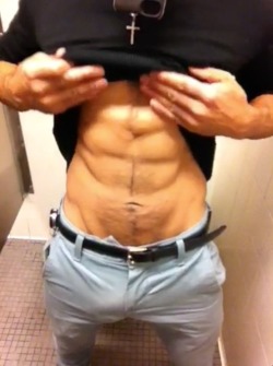 guys-with-bulges:  Fucking hot abs and bulge flash. See video