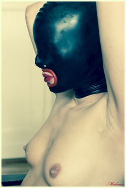 3-holes-2-tits: A good hood for long time wear. No eye openings,