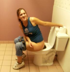1nobodyknowsme1:  dimitrivegas:  Toilet girl      (via TumbleOn)