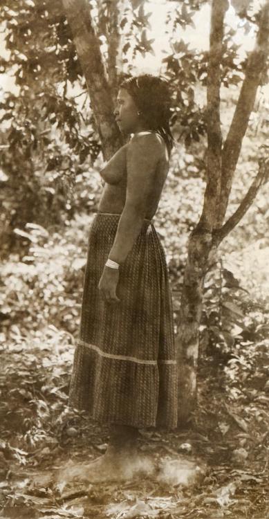 the-seraphic-book-of-eloy:  Uanana Indian, Dya-wano, daughter of Juxan, 1927, BrazilPhoto: Curt Nimuendajú.