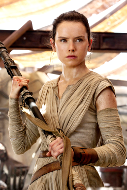 daisy-source:  New Still of Daisy Ridley as Rey in ‘Star Wars: