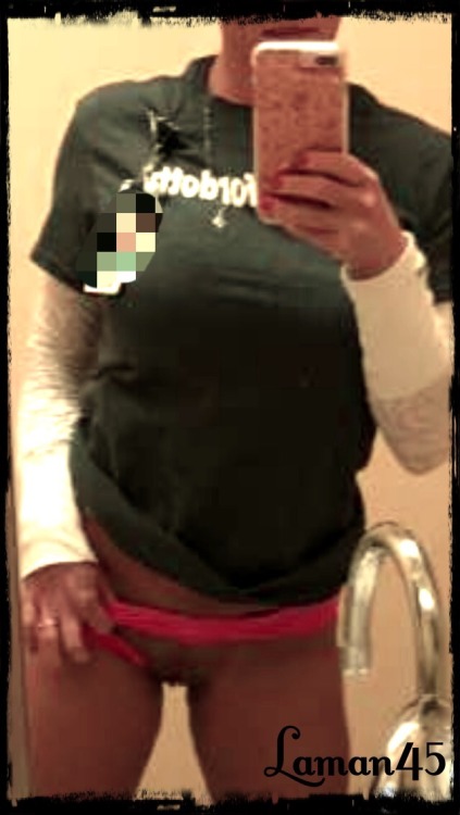 laman45:  Sexy MILF pussy from work. Happy Saturday.