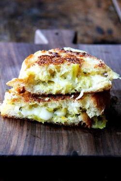 yummyinmytumbly:  Smoked Gouda and Curried-Apple Chutney Grilled