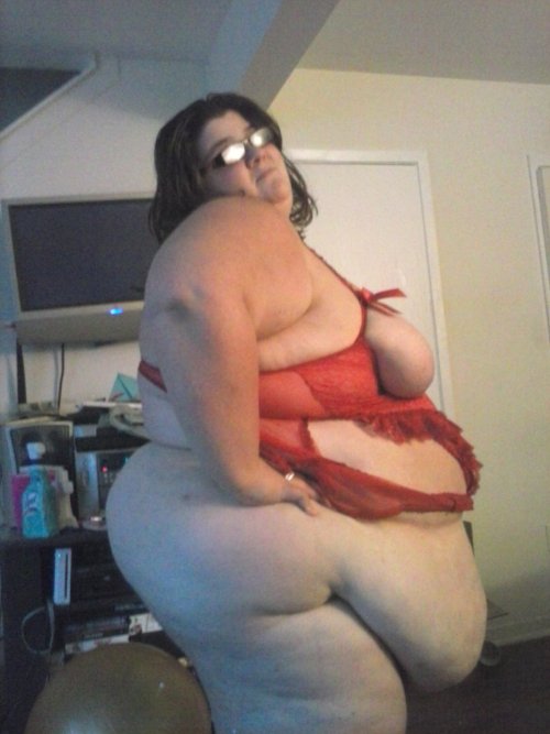 anotherssbbwfanatic:  drfeedwell:  missgg4u:  oops it doesnt fit hehehehehehheheh   Wow!!’  I want her so bad