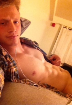 arkfuckboysex:  willow42069:  frez21:  mysecretstashofhotguys: