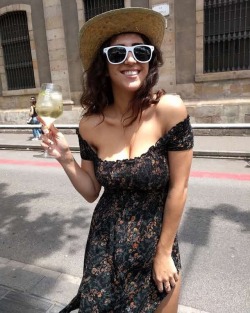 Stumbled upon Tast a la Rambla on my way to the beach in Barcelona and they gave me this dumb hat and sunglasses and champagne and I&rsquo;m definitely living my best tourist life rn (at Tast a la Rambla)