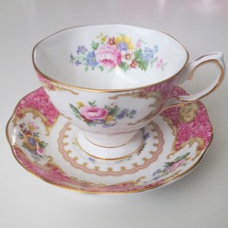 babyrad:My mom bought me this Royal Albert teacup as a surprise