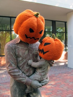 makinology:  halloween pumpkin heads yarn bomb …   ~…(via