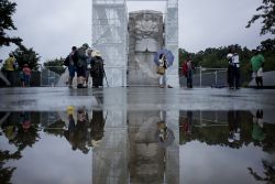 clarincomhd:   Los turistas ven el Memorial de Martin Luther