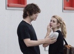 methhomework:  Evan Peters picking up his girlfriend Emma Roberts