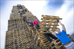 in-a-hole-in-the-ground:  dance-colin-dance:  A Bonfire in Norway.