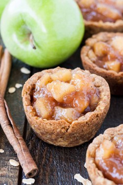 foodffs:  These Apple Crisp Cookie Cups combine classic oatmeal