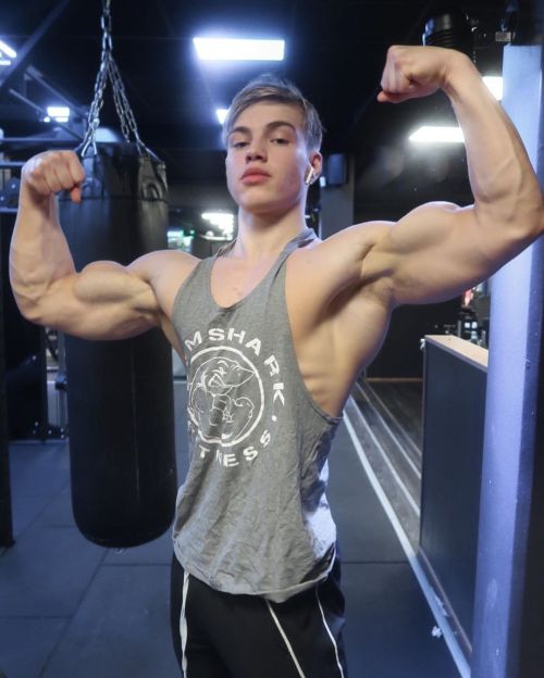 musclecomposition:  Bodybuilder Oliver Forslin