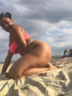 i-luv-thick-bitches:  seenude:  View 🍑🍑🍑😊😊🇺🇸