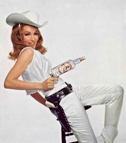 Julie Newmar pour Smirnoff, 1966.