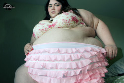 lunalovex:  frilly fatty!