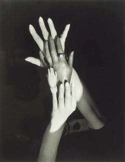 miss-catastrofes-naturales:  Claude Cahun  Hands (c.1929) 