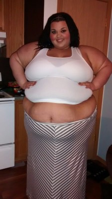 ssbbwbrianna:  #fatshion #fat #bbw #bigcuties #ssbbw I enjoy stripes cause they make me look fatter haha, Go Fat!   Oh yes baby.