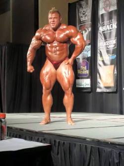 musclegods2:  Justin guest posing in beast mode in NPC Greater