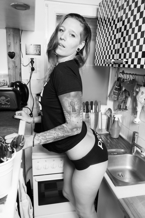 fabzblack-blog-blog:  Aus der Serie Frauen in ihrem natÃ¼rlichen Umfeld ;-)Starring: @lisar-tattoomodel-karlsruhe  â¤ï¸