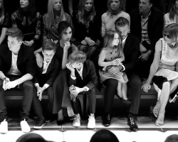 senyahearts:  The Beckhams & Anna Wintour - Front Row at