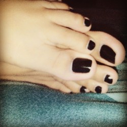 delusion999:  Last day with black toes :O #toes #black #me #feet