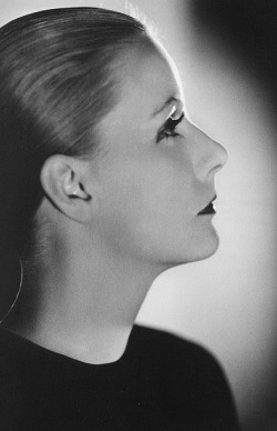  Greta Garbo’s famous profile photographed 20 years apart 