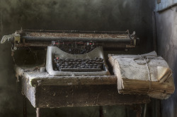 abandonedandurbex:  No one present to type. Photo by Andrea Pesce