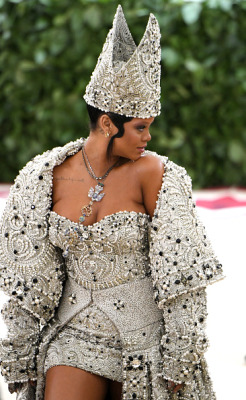 hellyeahrihannafenty:Pope Fenty at Met Gala (theme is “Heavenly